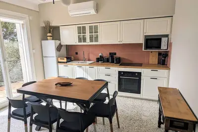 Image de Idéalement située, charmante maison entièrement rénovée avec jardin de 1600 m2
