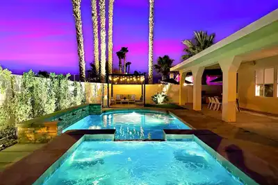 Image de Palm Luxe Estate: Luxury Desert Retreat with Pool