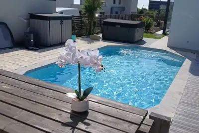 Image de Agréable maison en bois de 42m2 avec piscine, spa, sauna en bord de mer