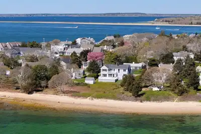 Image de Gorgeous waterfront home with private beach just 50 miles from Boston!