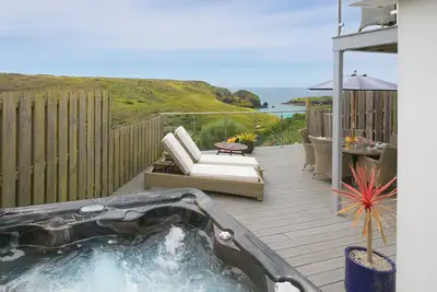 Image de Daphne, pet friendly, country holiday cottage, with pool in Mullion