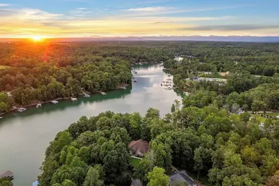 Image de Slow down at Idle Cove on Lake Keowee. Private Dock and only 25 min to Clemson!