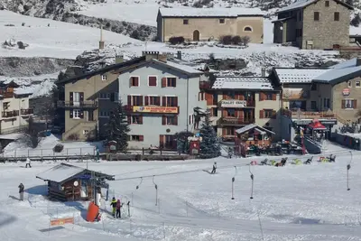 Image de grand appartement sous les toits idealement située au coeur de Lanslevillard