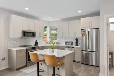 Image de 4 Square Escape •Spacious, modern home with easy transit to downtown•