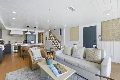 Image de Stunning Newly Renovated Lower Unit - Steps From the Sand