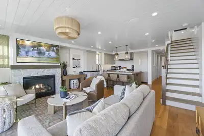 Image de Newly Built Luxurious Upper Unit - Ocean Views