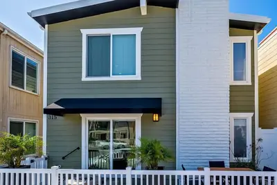 Image de Remodeled Lower Unit Steps from the Beach