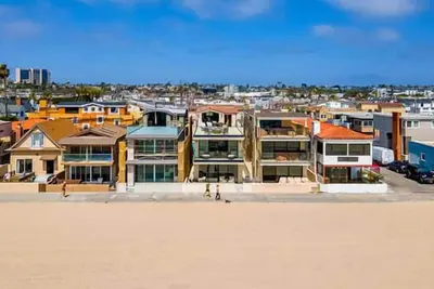 Image de Luxury Beachfront Retreat - Spacious Rooftop Deck - Outdoor Kitchen