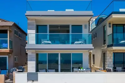 Image de Three-story Beachfront Retreat with Postcard Ocean Views