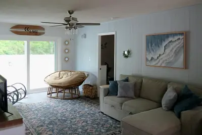 Image de Charming 3-bedroom house with Privacy Fence, Large Deck, Ping-Pong, Marina