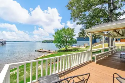 Image de New! 3 bedroom lakefront home with wheelchair accessibility, sleeps 8!