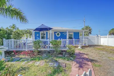 Image de Greek-Inspired Cottage: Deck Views, Walk to Beach & Shops