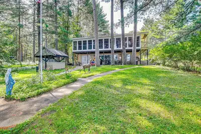 Image de Waterfront Berry Lake Getaway w\/ Sunroom!