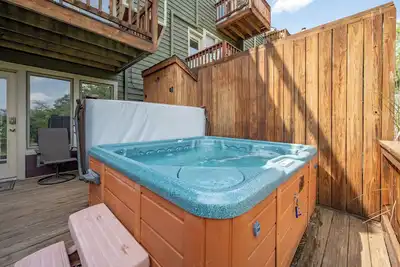 Image de New! Mountain View Chalet w/ Hot Tub & Fireplace