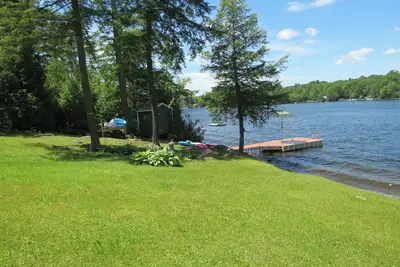 Image de Beautiful lakeside 4 bedroom retreat with private dock and walkout basement