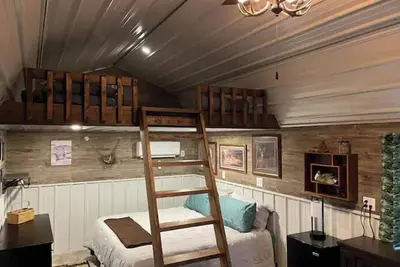 Image de “Wes” one of the 5 Tiny Cabins on the Osage River