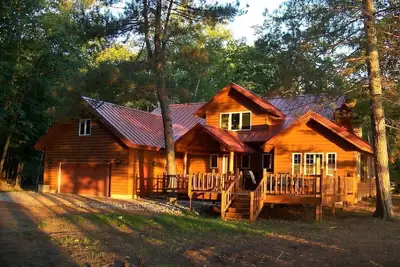 Image de Redpebble, a spacious upscale but classic vacation home on a crystal clear lake!