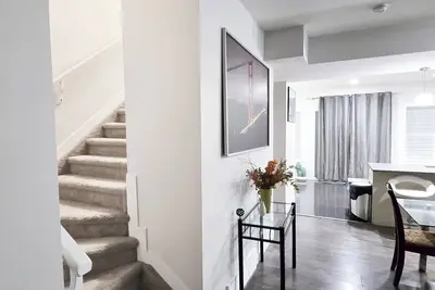 Image de Delightful Queen Bedroom with Private Bath and Modern Amenities