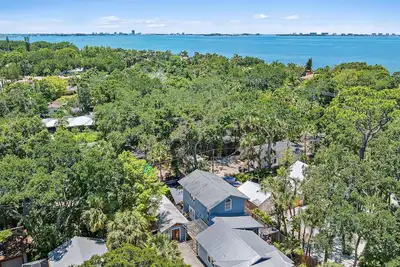 Image de Dog-Friendly, Cozy Cottage, Private Patio, Walk to Bay, Near Downtown