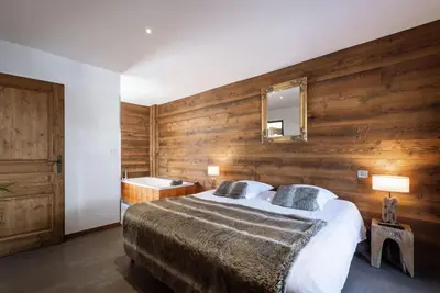 Image de 30m du centre station, 2ème étage, balcon, télévision, casier à ski, 118m², La Clusaz
