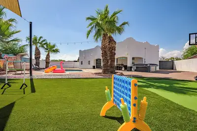 Image de Phoenix Villa - Private Resort Style backyard, Pool, Volleyball, Putting Green