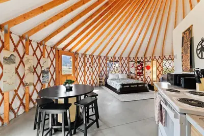 Image de Sleeps up to 30 people-Family Retreat! 5 Themed Yurts!