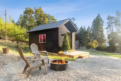 Image de Lakeside’s Cozy Tiny House Escape - Walk to Beach & Downtown - Pet-Friendly