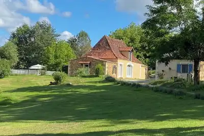 Image de Gîte en Dordogne dans un endroit paisible et verdoyant, idéal pour une famille