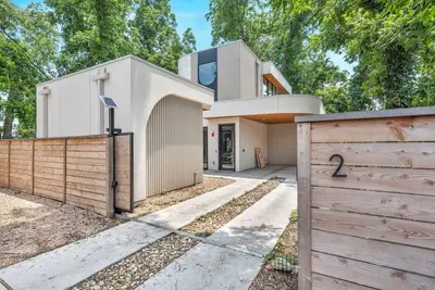 Image de Modern Art House - Private Parking, Yard, & Grill