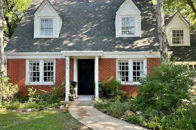 Image de Upscale home steps from campus