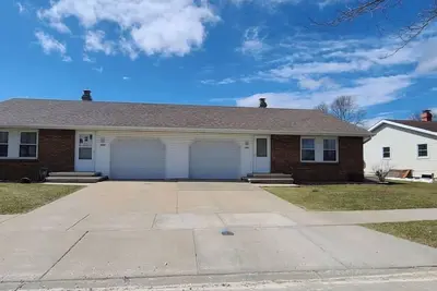 Image de Furnished 2 bedroom with attached garage
