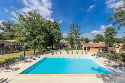 Image de Duplex Proche Du Cours De Golf + Accès Piscine!