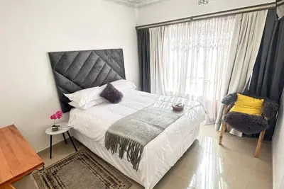Image de Charming Guest House with Modern Amenities near Top Attractions in Sophiatown! \n