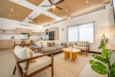 Image de Modern home with private pool, washer\/dryer, and WiFi-centrally located