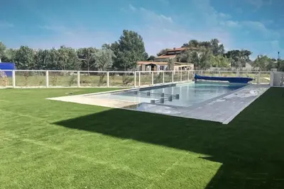 Image de Maison avec Terrasse Privée + 400m de la Plage!