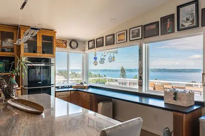 Image de Stunning Sound View+Luxury Stylish Design+ two Kitchens!