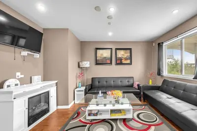 Image de 52-3 Bed Suite on Lake Central A/C By Airport
