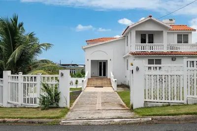 Spacious 7-bedroom villa in Rio Grande w/ pool, Ocean View, 5 mins to beach!