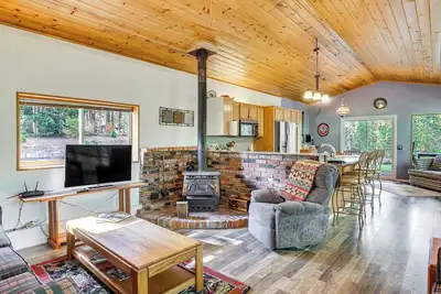 Image de Woodsy Cabin Retreat ~ 4 Mi to Crescent Lake!