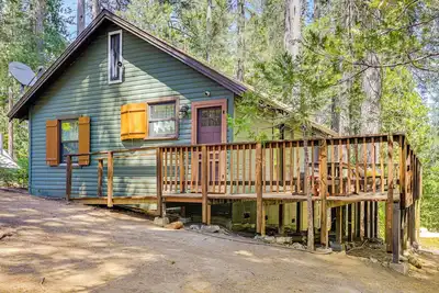 Image de California Mountain Cabin w/ Lake Access & Deck!