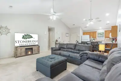 Image de Treetop Walk-In Golf Condo, Sleeps 8, Close to Silver Dollar City