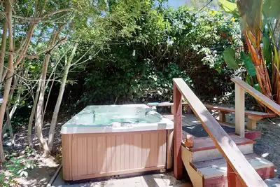 Image de Spacious home with private backyard, W/D, Ac, and fire pit