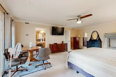 Image de Cozy suite with patio & enclosed backyard-centrally located