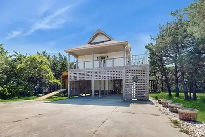 Image de Modern Avon retreat with beach access, community pool, and stunning water views