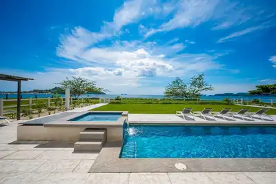 Image de Spacious waterfront condo with shared pool, balcony, and washer\/dryer