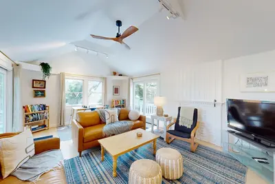 Image de Peaceful centrally located home near ocean, downtown w/ kayak access