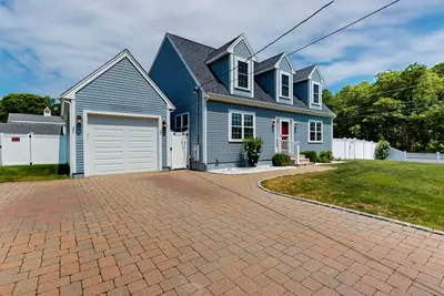 Image de Beautiful private home near family beach with large yard, screened gazebo, & Ac