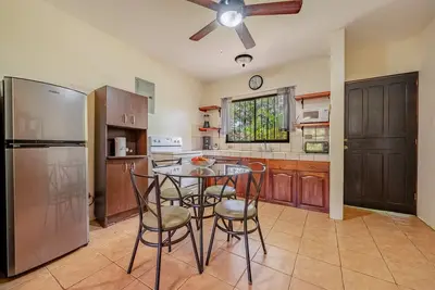 Image de Cozy apartment with shared pool and private washer\/dryer
