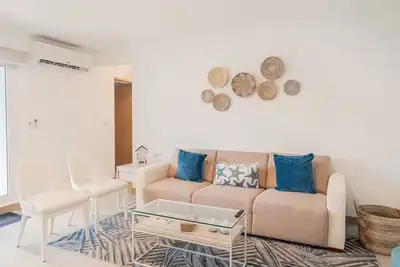 Image de Cozy and coastal condo with private W/D, shared pool, and WiFi