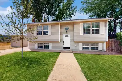 Image de Charming home w\/ private backyard with deck & grill, near outdoor activities